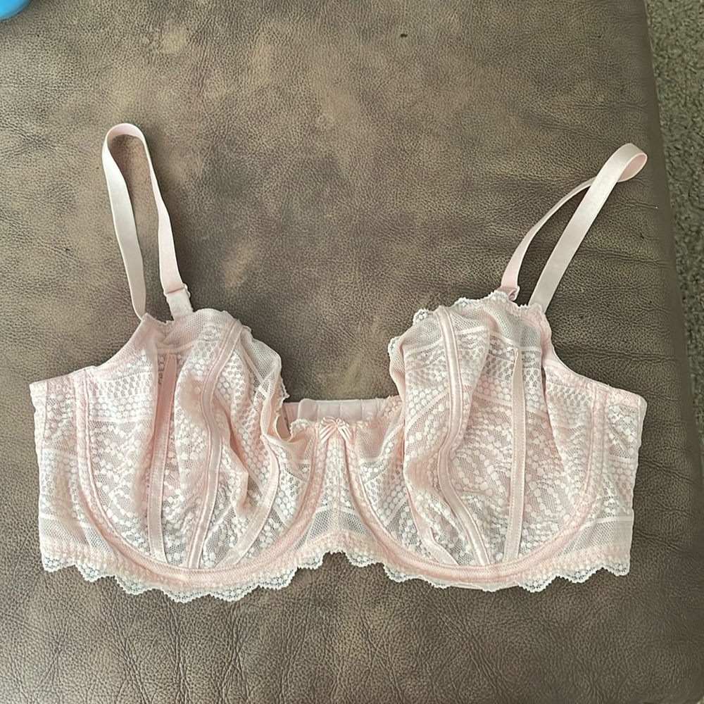 B. Tempt’d by Wacoal light pink lace bra w/ underwire never worn brand new con.
